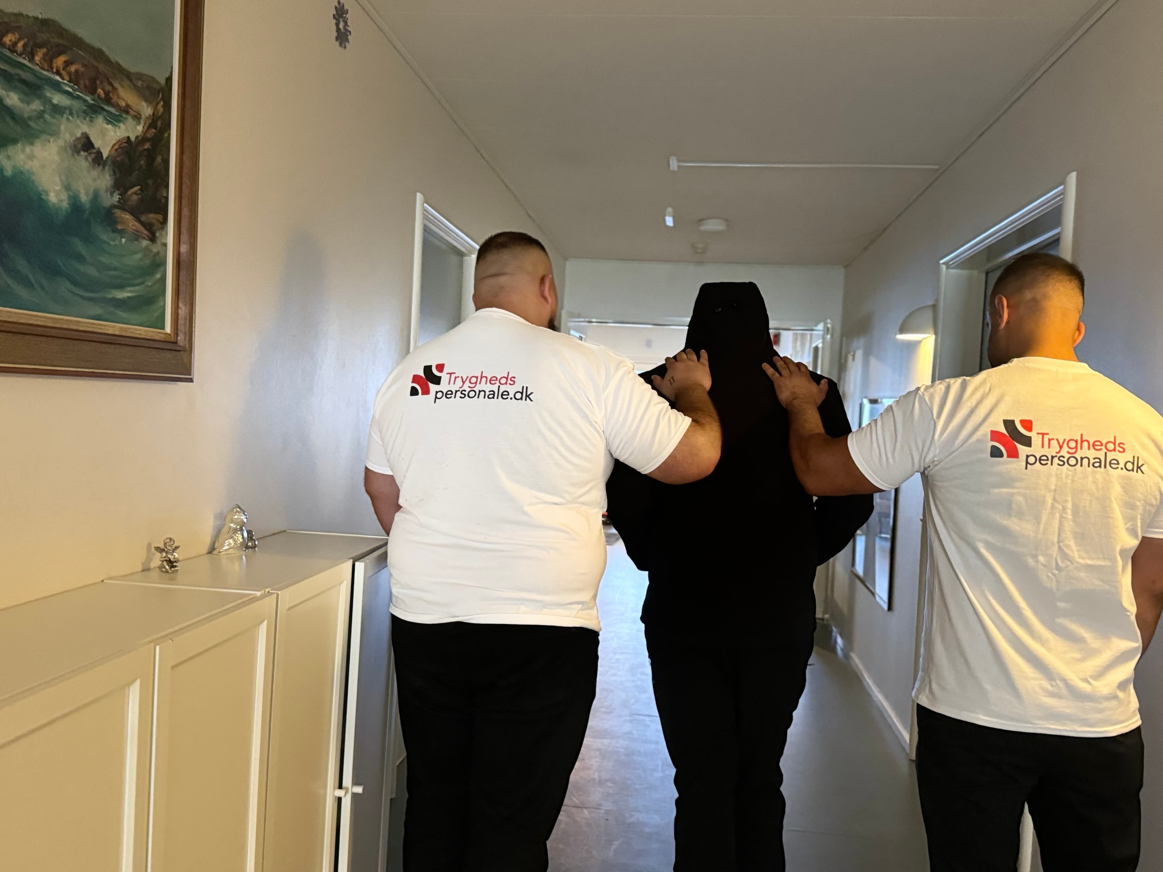 Tryghedspersonale medarbejder følger en borger - sikker ledsagelse på gangen