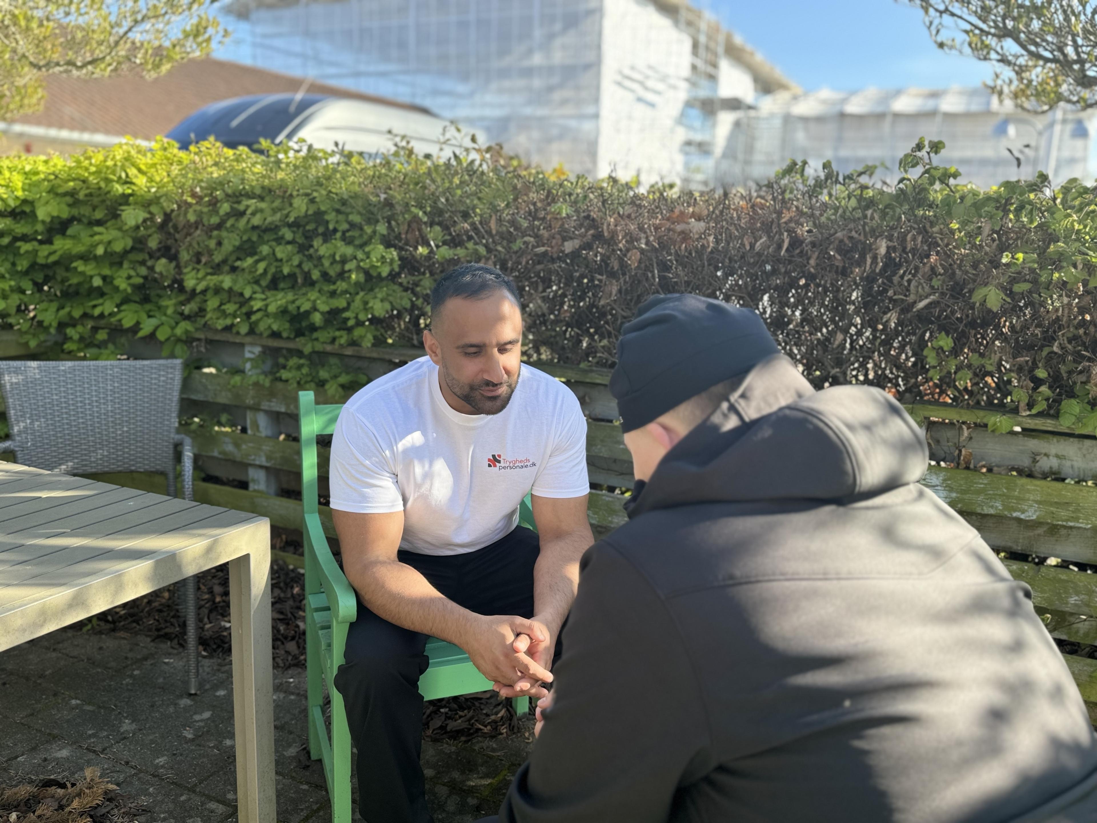 Tryghedsmedarbejder i samtale med borger i Holte