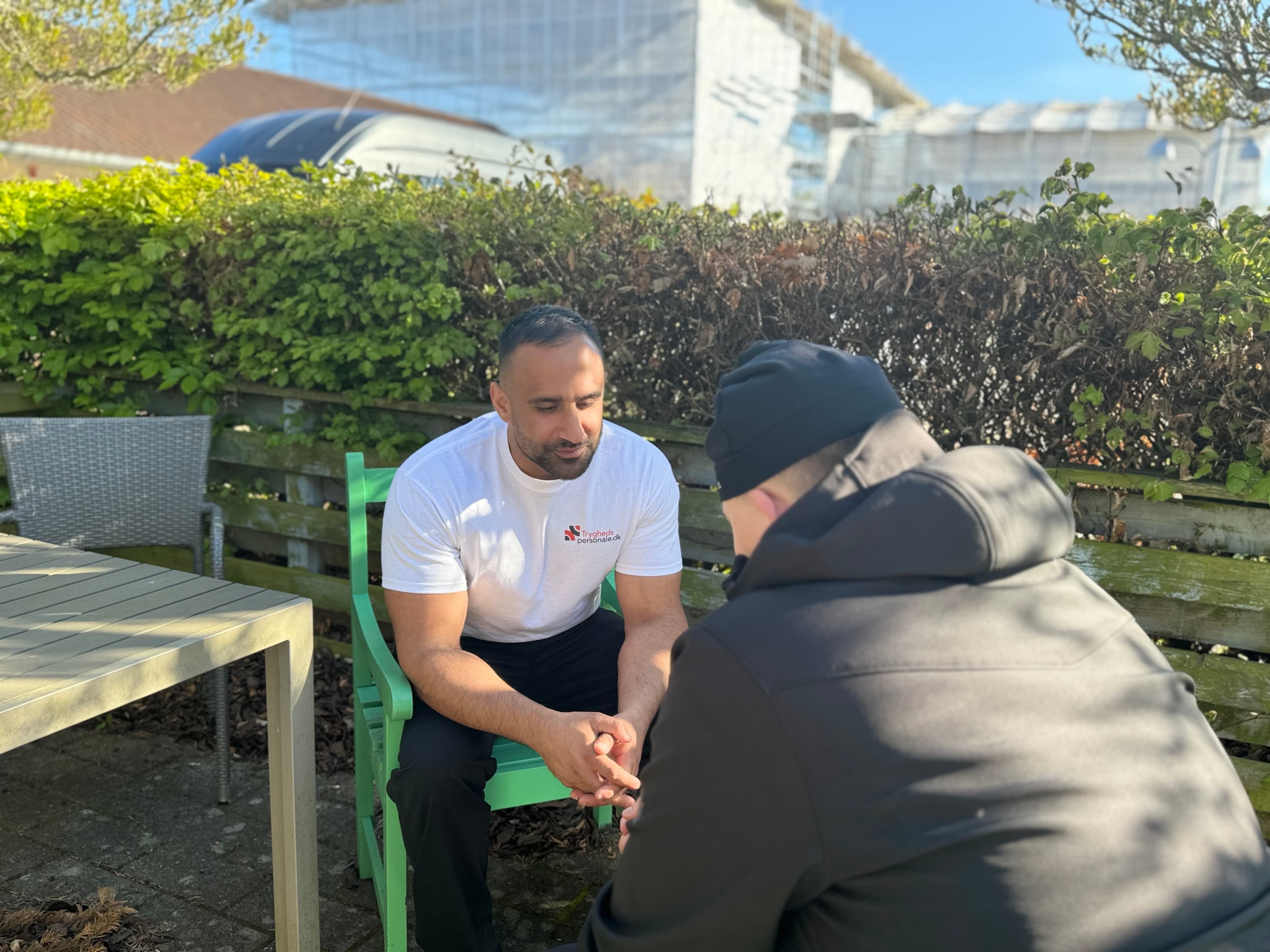 Tryghedsmedarbejder i samtale med borger i Helsingør